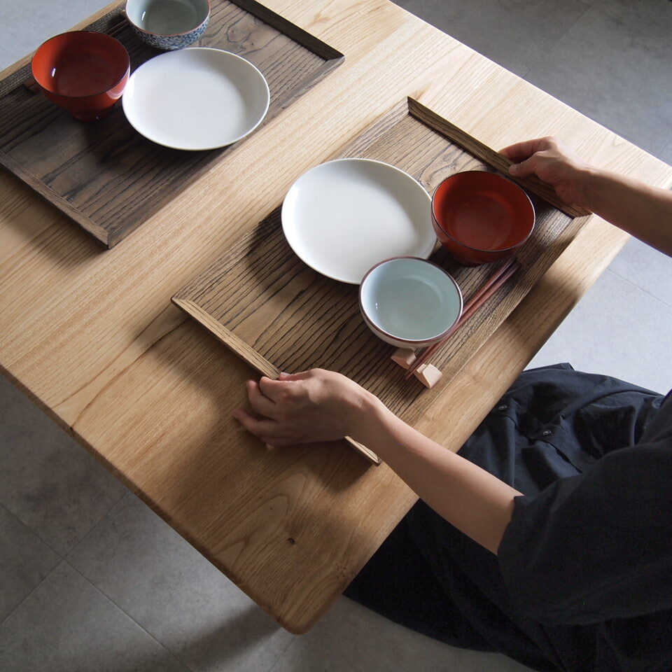 キグラシ家具工房の卓上膳
テーブルの上に置く