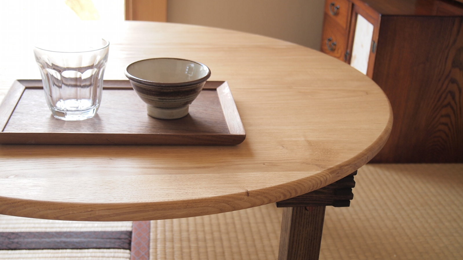 無垢材のちゃぶ台と日常の風景